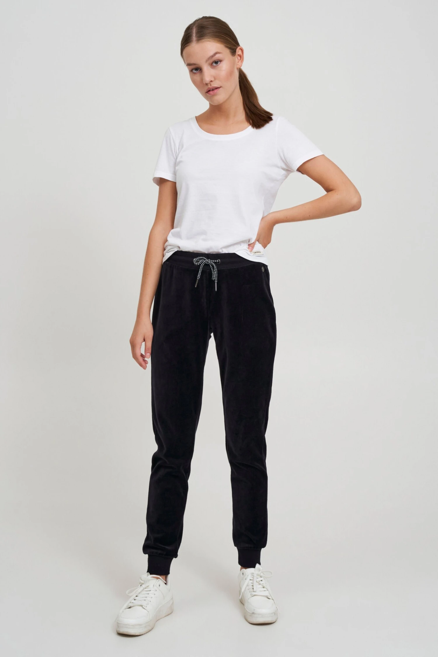 OXMO Jogginghosen Loosefit Sweathose NIKITA Frauen Schwarz – Bild 3