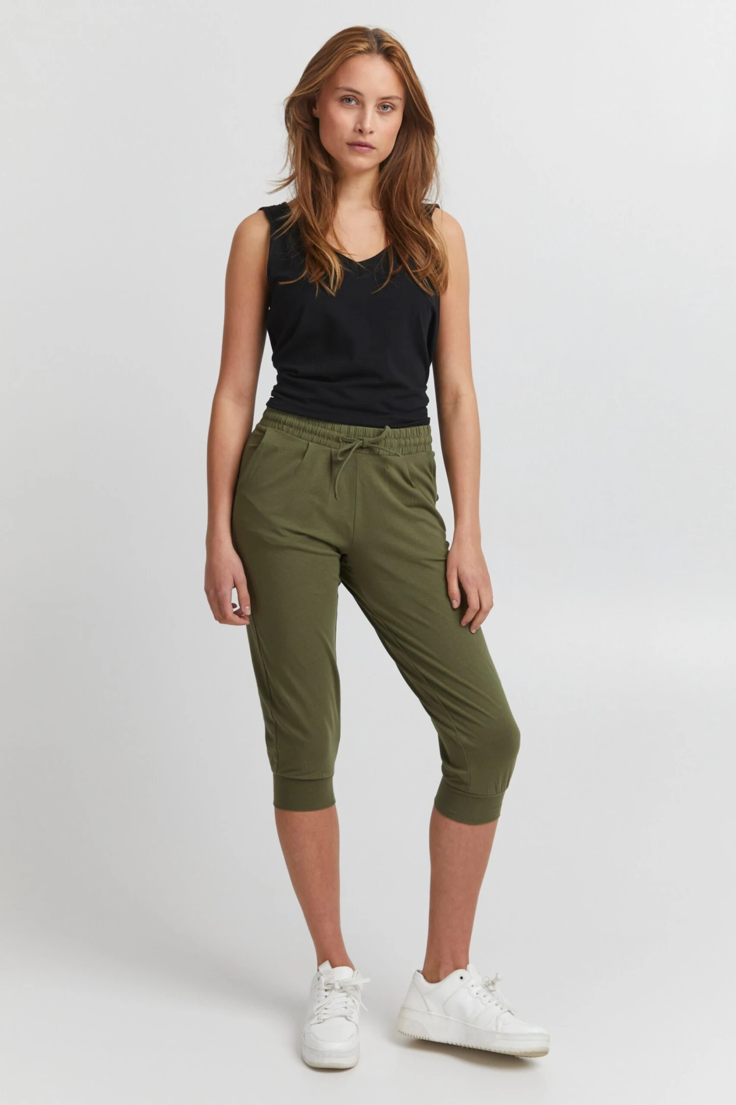 OXMO Shorts Regular Caprihose Frauen Oliv – Bild 3