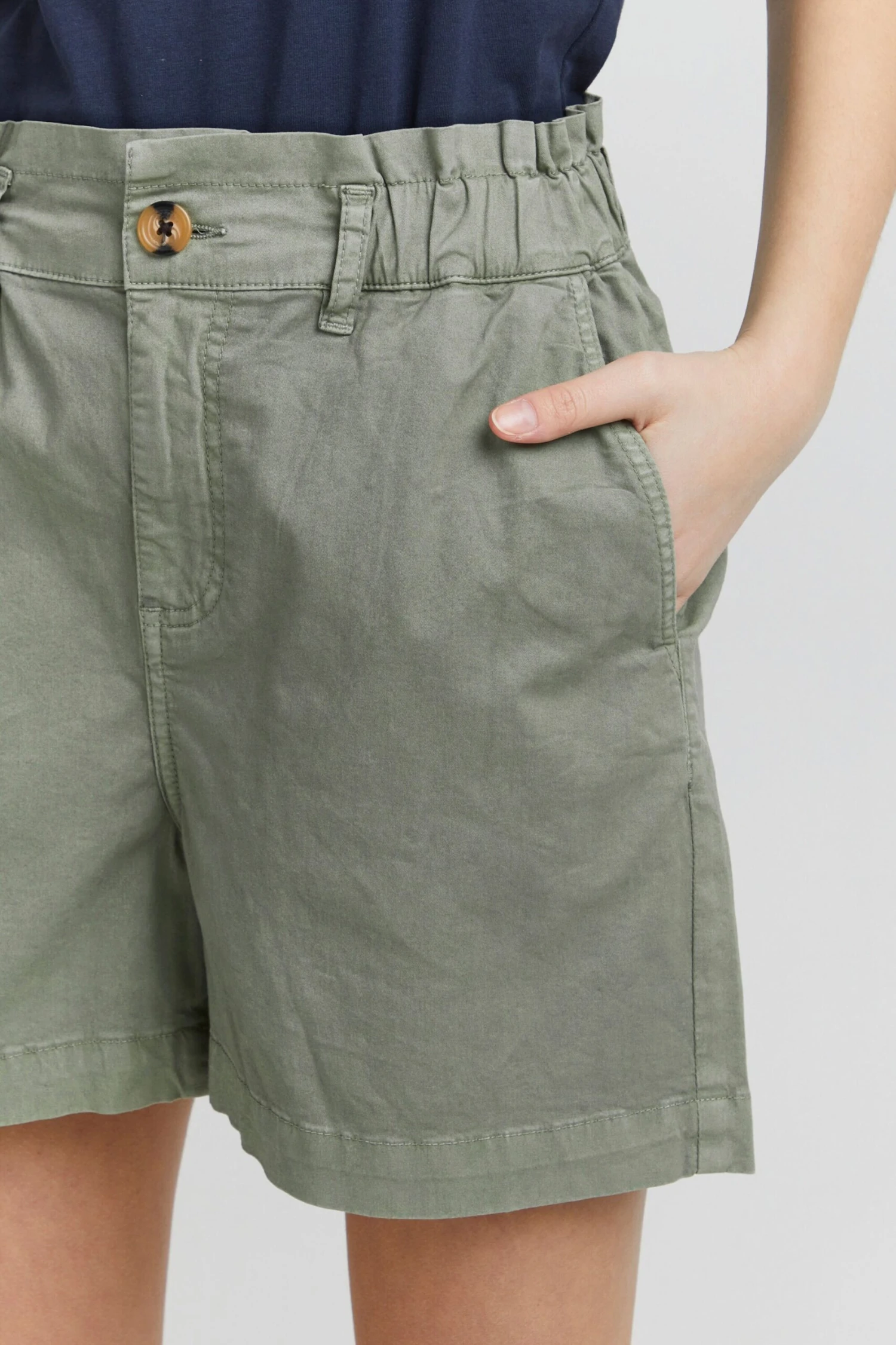 OXMO Shorts Regular Chinoshorts Chai Frauen Grün – Bild 5