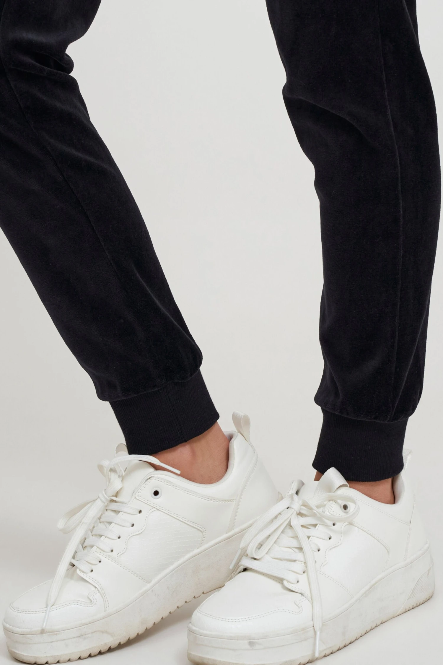 OXMO Jogginghosen Loosefit Sweathose NIKITA Frauen Schwarz – Bild 6